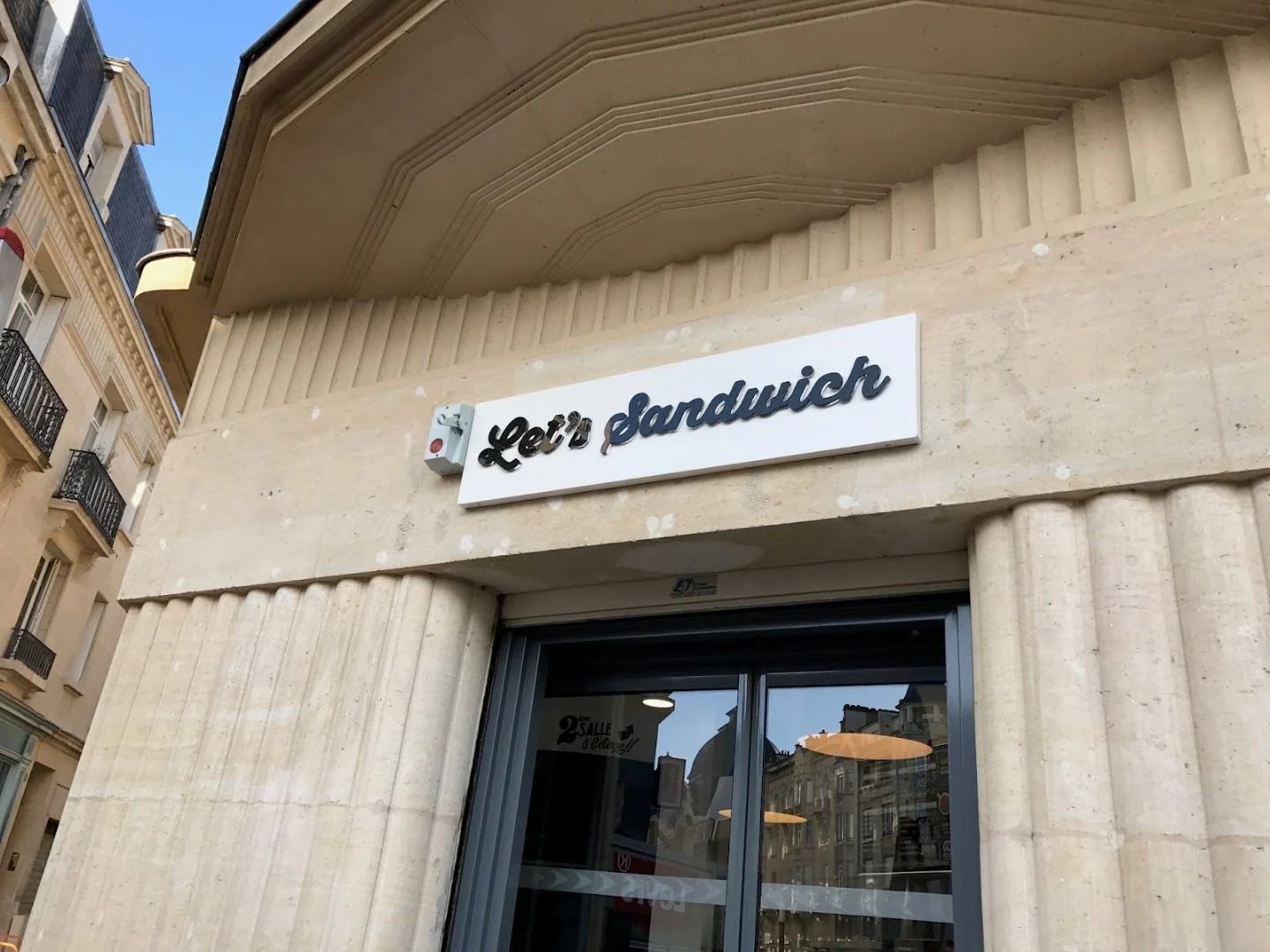 La façade de Let’s Sandwich, place Myron Herrick à Reims
