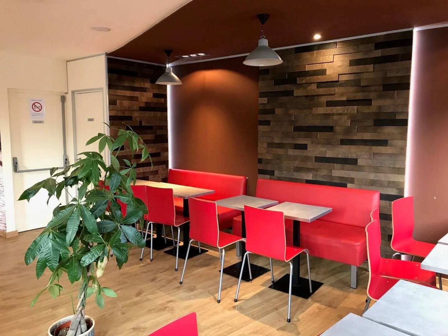La salle de Let’s Sandwich et ses banquettes rouges