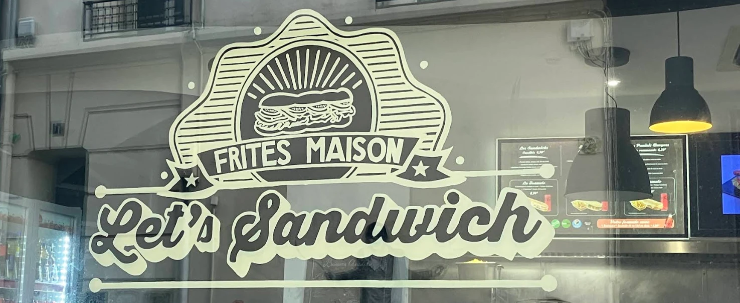 L’enseigne Let’s Sandwich et Frites maison, place Myron Herrick à Reims